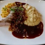 Svinefilet med sprøstekt bacon og rødvinssaus