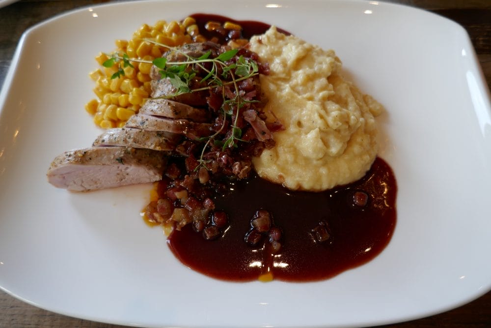 Svinefilet med sprøstekt bacon og rødvinssaus