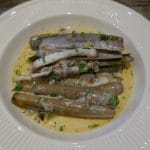 Knivskjell med blåskimmelost og urter