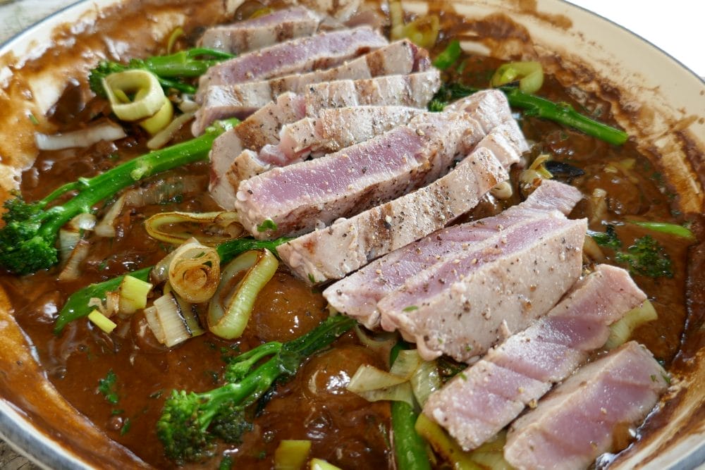 Tunfisk med pepper- og soppsaus klar til serering