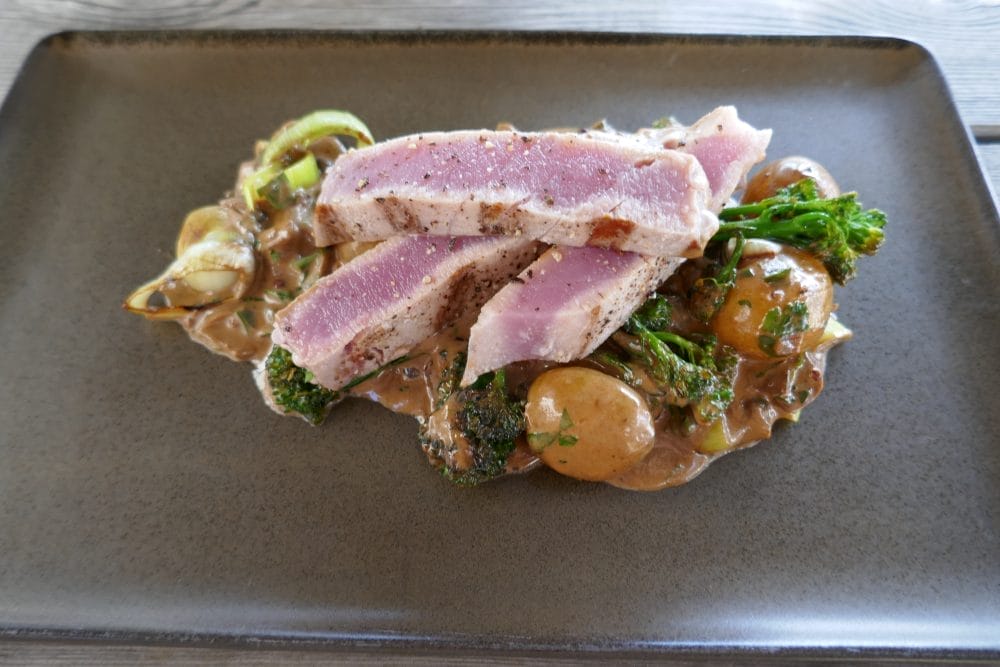 Tunfisk med pepper- og soppsaus