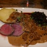 Indrefilet med russiske erter og soppsaus