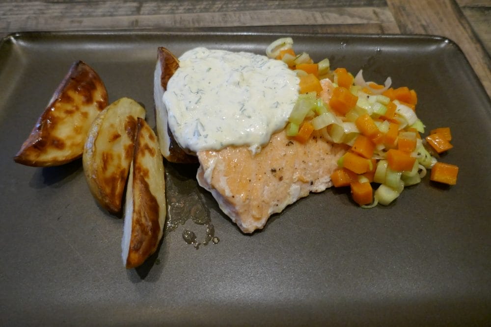 Laks med pepperrotsaus og ovnspoteter