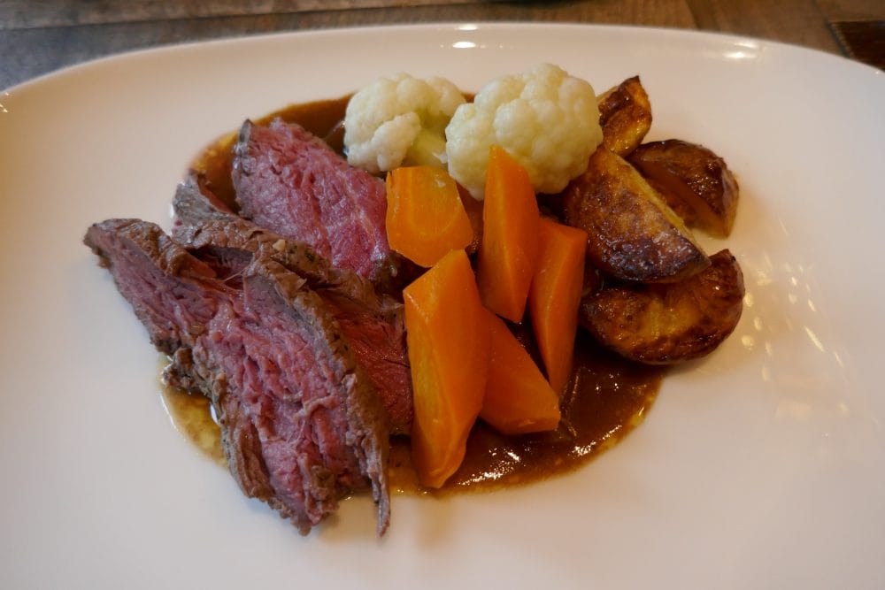 Indrefilet med løksaus og ovnspoteter