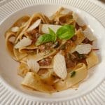 Pasta med bacon og tomat