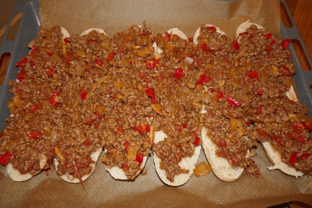 Baguettepizza med kjøttsaus på gang