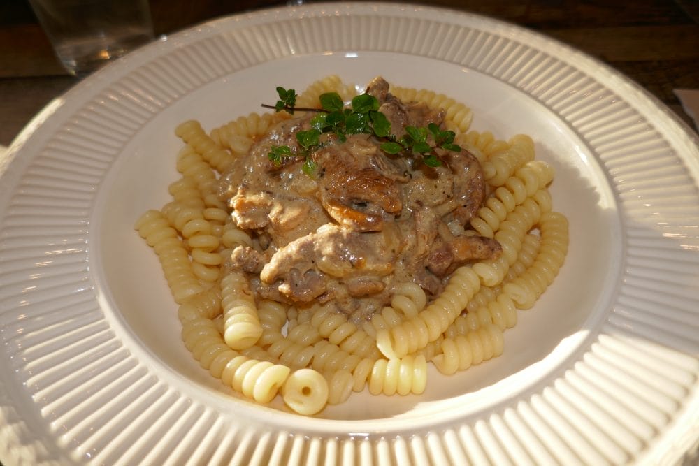 Pasta med kylling og kantareller i rosépeppersaus