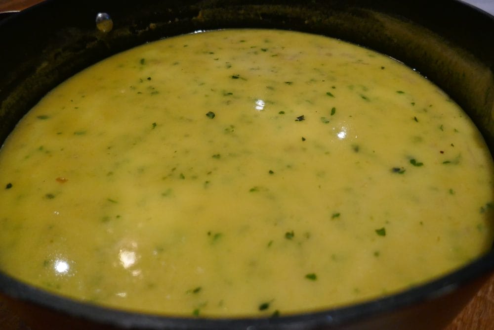 Kremet gratinert løksuppe Kremet gratinert løksuppe under koking