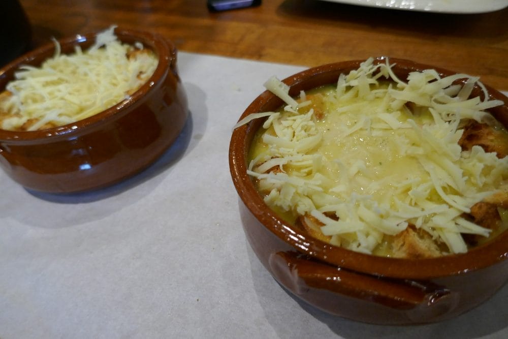 Kremet gratinert løksuppe før steking Kremet gratinert løksuppe før steking