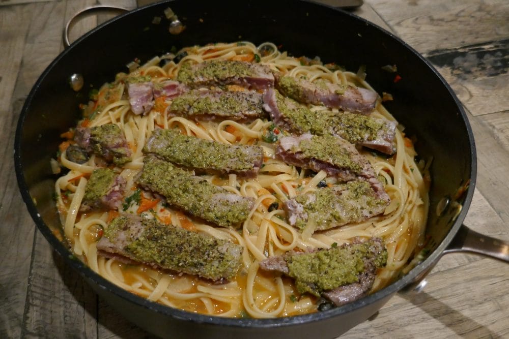 Tunfisk med pesto med pasta i tomatsaus