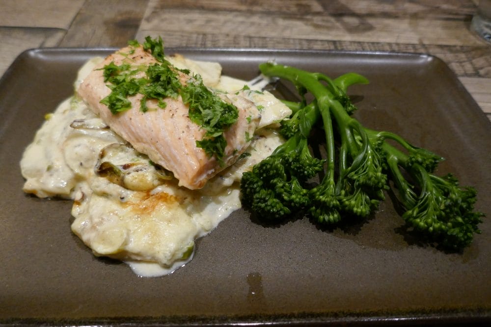 Nesten alt-i-ett-laks med brokkolini