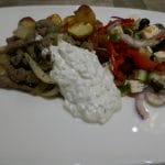 Greske lammestrimler med ovnspoteter og tzatziki