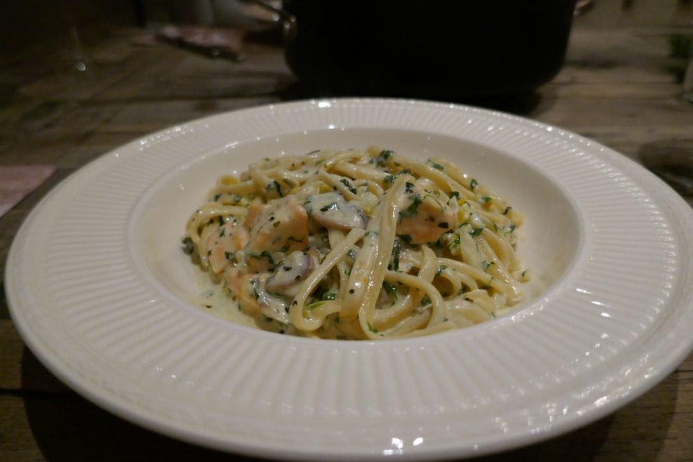 Pasta med laks og sopp i fløtesaus