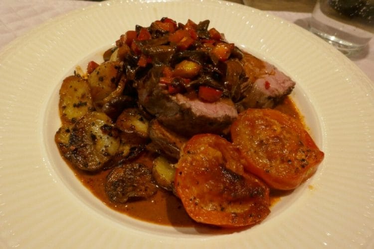 Oksefilet med ratatoille og lettvinn saus Oksefilet med ratatoille og lettvinn saus