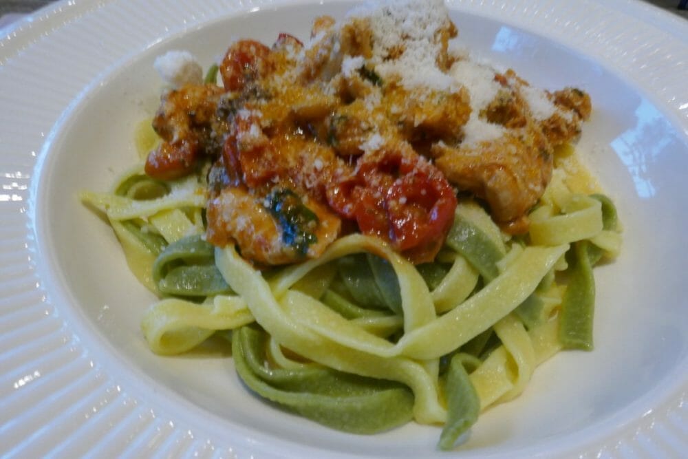 Pasta med kylling i tomatsaus Pasta med kylling i tomatsaus