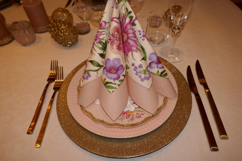 Festbord med oldemors gamle servise