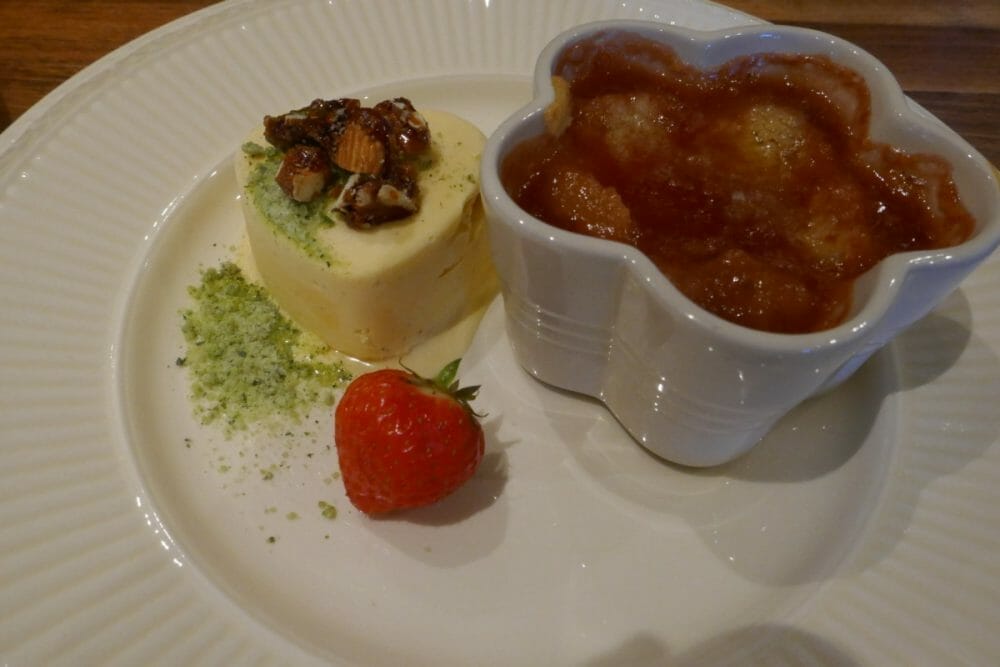 Ukemeny for uke 25 Eple- og rabarbrapai med vaniljeis