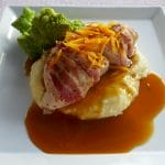 Ostefylt kyllingfilet med potetpuré og en nydelig appelsinsaus