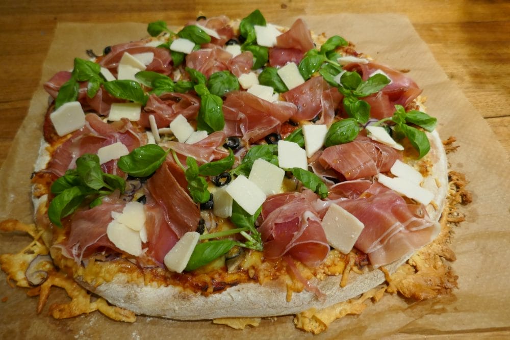 Hvit pizza med spekeskinke og parmesan