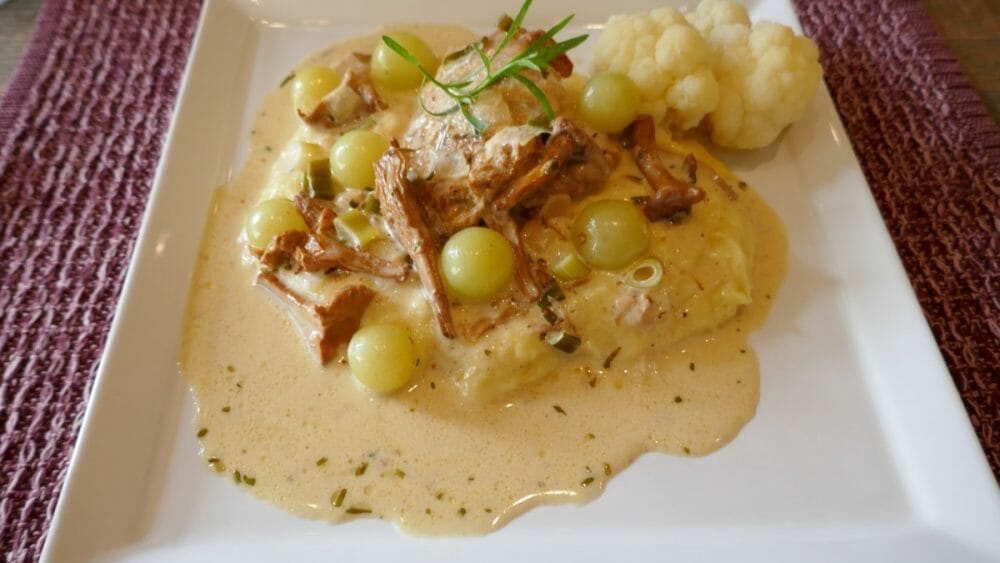 Kylling i kremet soppsaus med druer Kylling i kremet soppsaus med druer