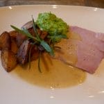 Skinkestek med eplesaus og sprøstekte poteter