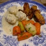 Fiskeboller i hvit saus med glaserte grønnsaker