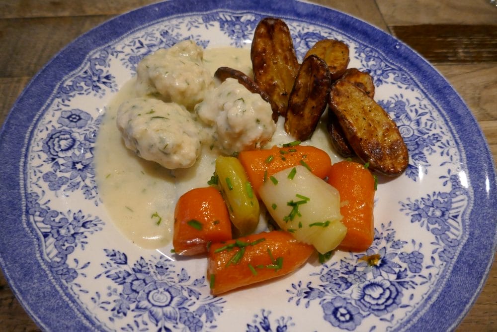 Fiskeboller i hvit saus med glaserte grønnsaker