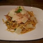 Laks med pasta og tomatsaus