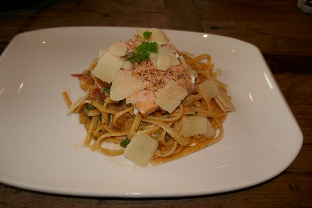 Laks med pasta og tomatsaus