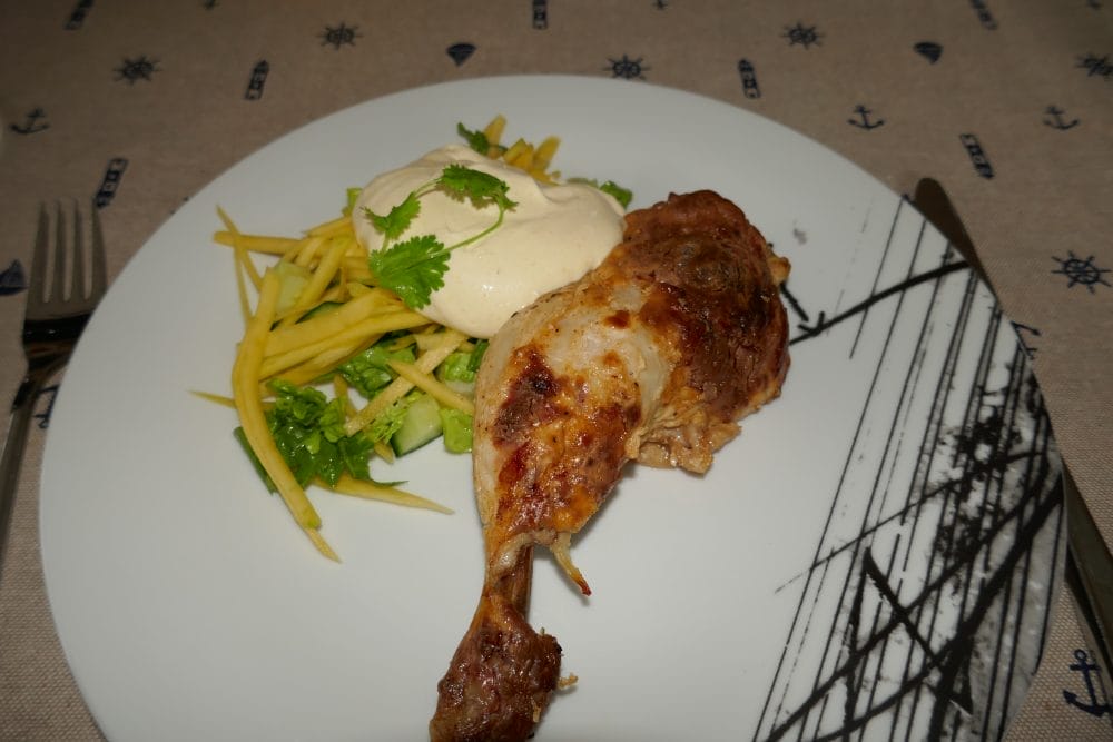 Kyllinglår med mangosalat og mango- karridressing