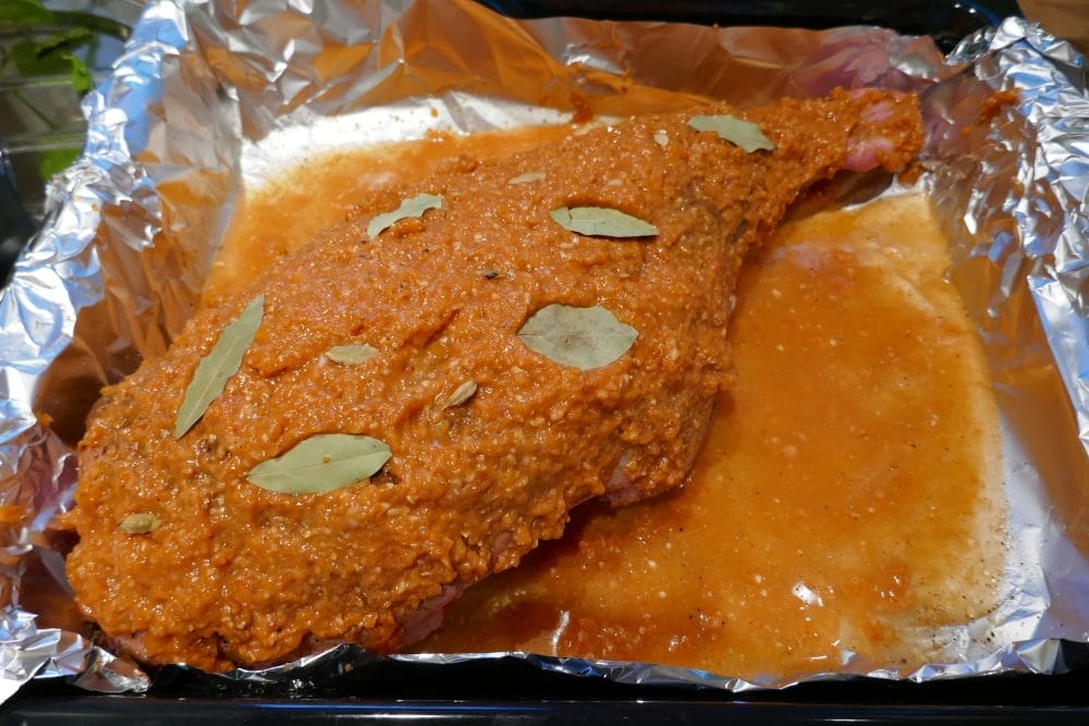 Lam med marinade, laurbærblader og kardemommekjerner
