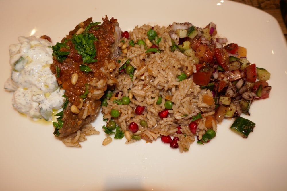 Lammelår som i Midt-Østen med ris, salat og agurksalat