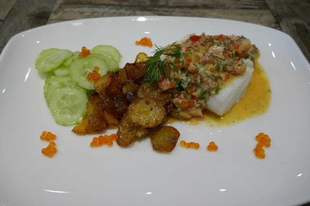 Bakt torsk med spennende saus og agurksalat