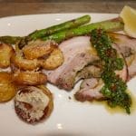 Porchetta med råstekte poteter og gremolata