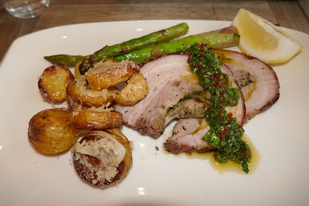 Porchetta med råstekte poteter og gremolata