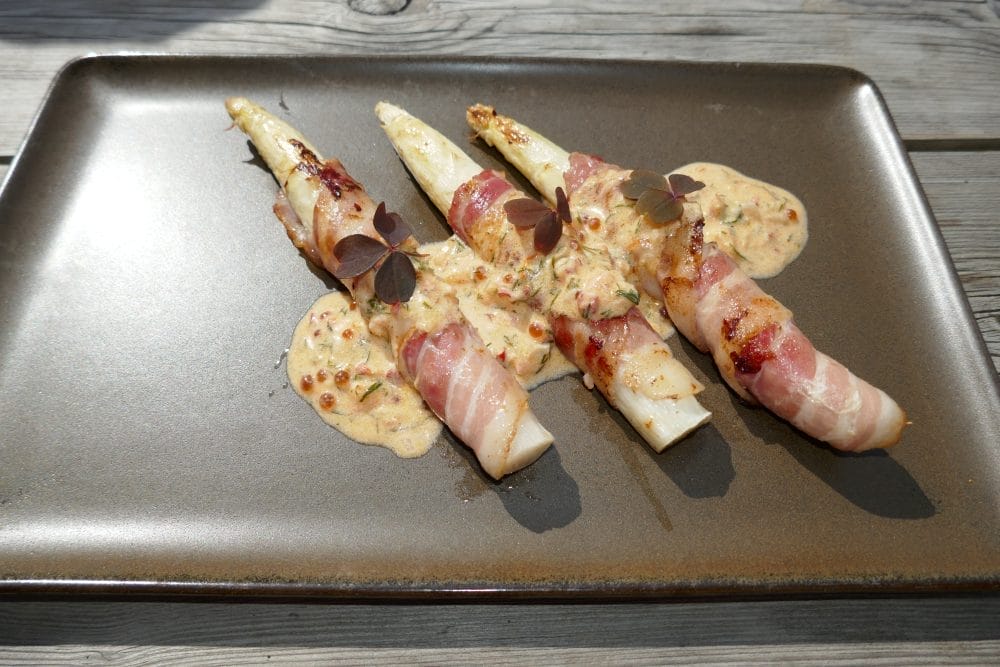 Asparges med en spennende saus