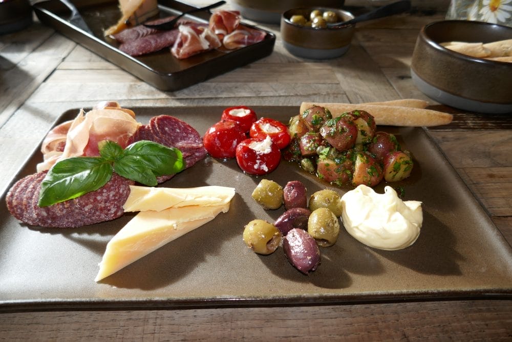 En lettvinn tapastallerken