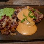 Svinekoteletter med choronsaus og baconpoteter
