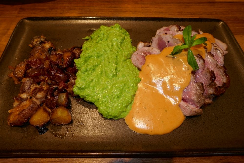 Andebryst med choronsaus og baconpoteter