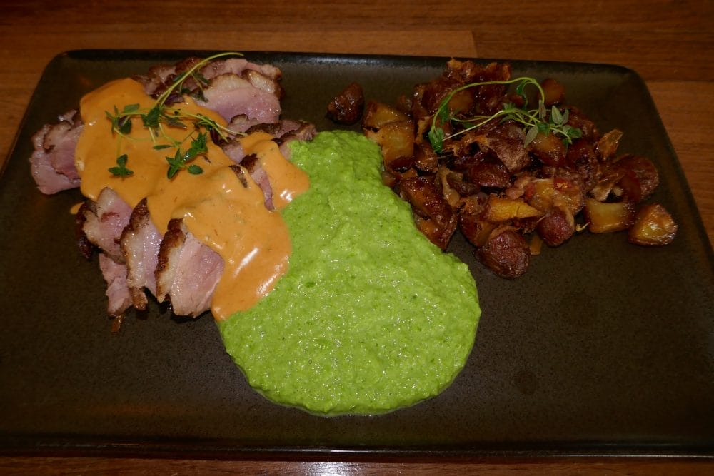 And med baconpoteter og choronsaus