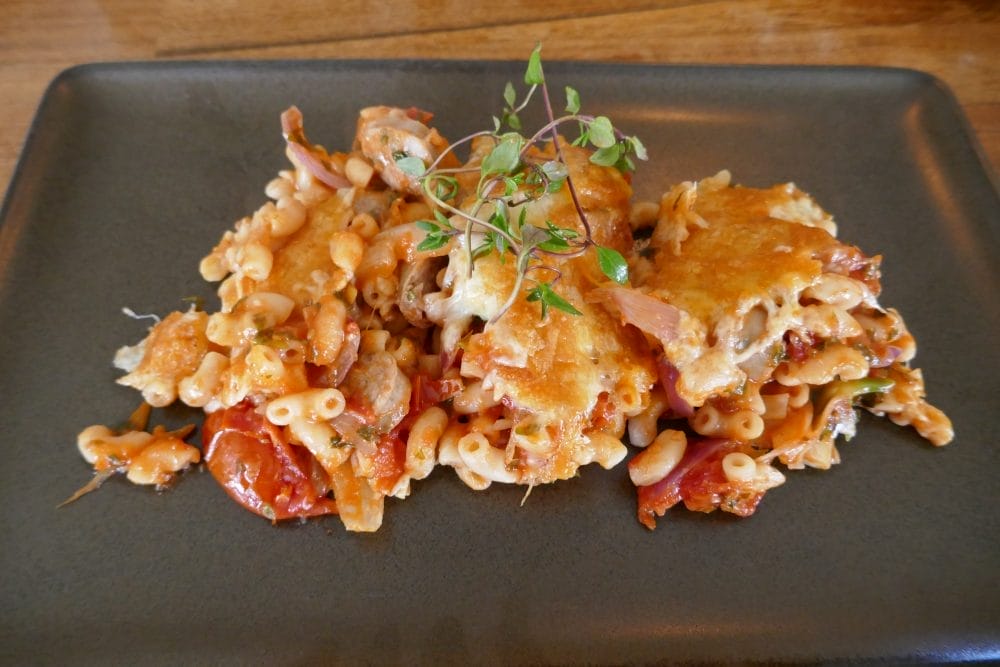 Pølse- og makaronigrateng på tallerkenen