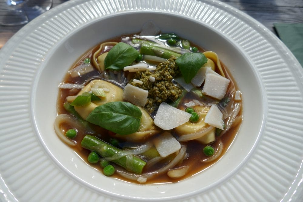 Tortellinisuppe med grønnsaker og pesto