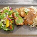 Svin med peanøttsaus og salat