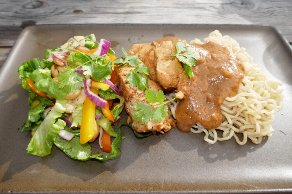 Svin med peanøttsaus og salat