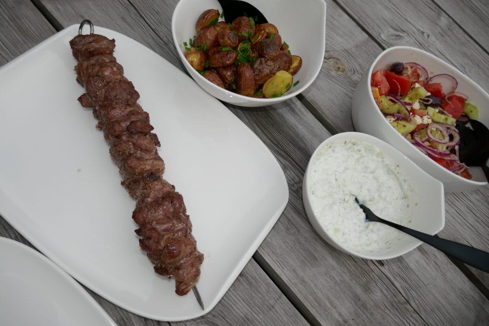 Lammespyd med gresk salat og tzatziki
