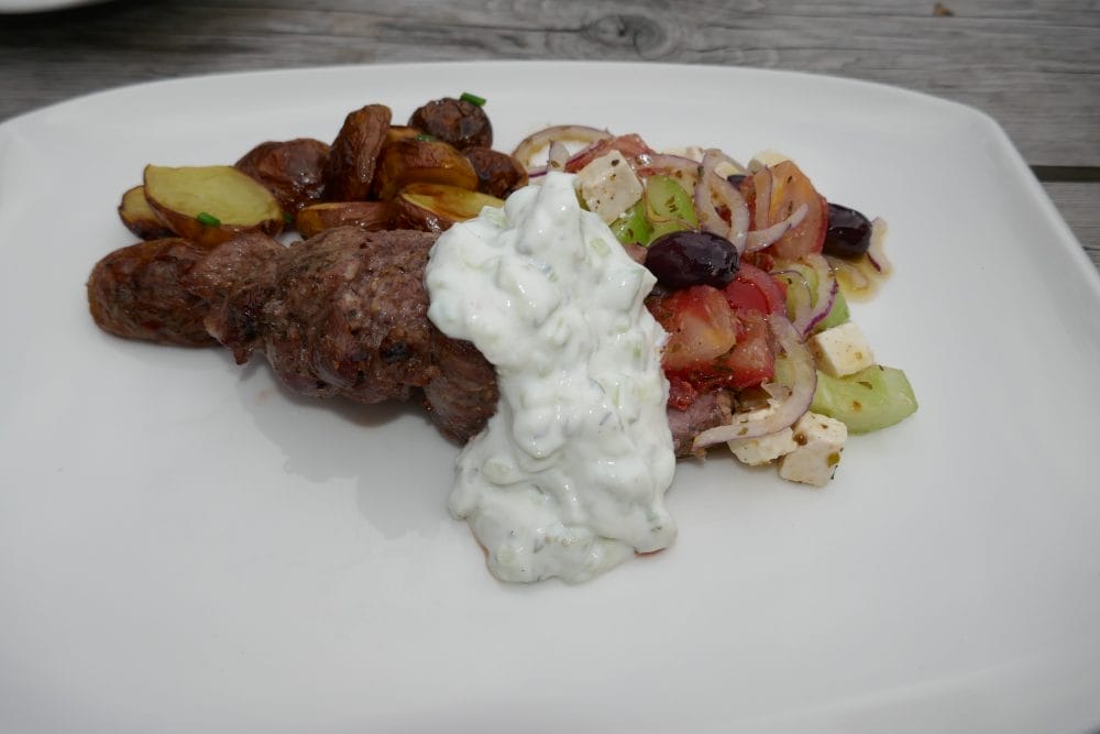 Lammespyd med gresk salat og tzatziki - ferdig servert