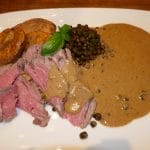 Kalvefilet med blåskimmelsaus med cognac og syltet pepper