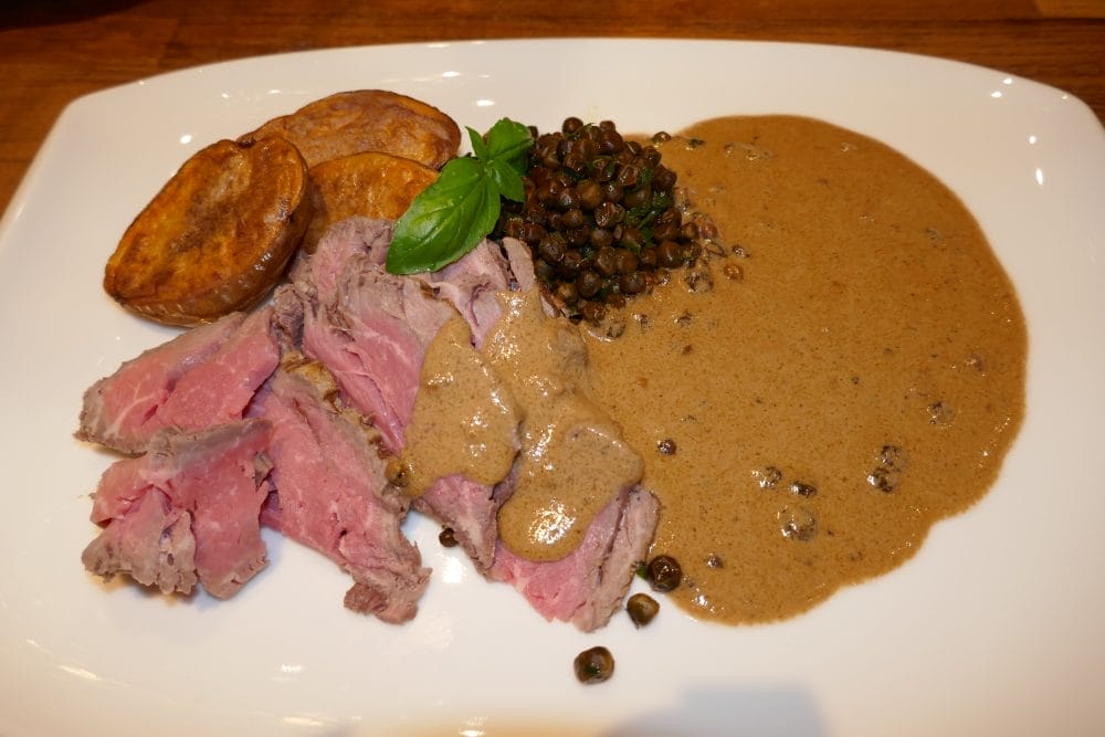 Kalvefilet med blåskimmelsaus med cognac og syltet pepper