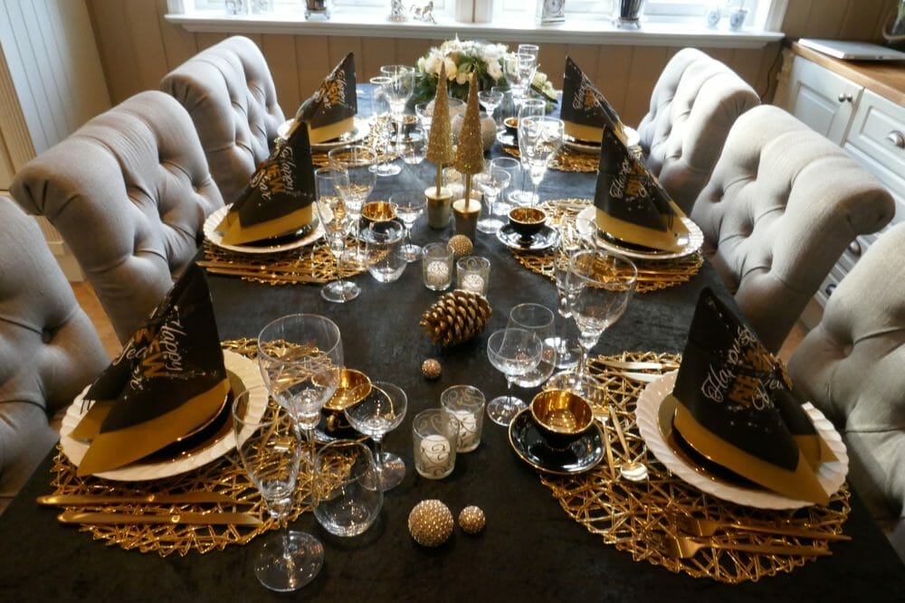 Nyttårsbord i svart, hvitt og gull Nyttårsbord i svart, hvitt og gull