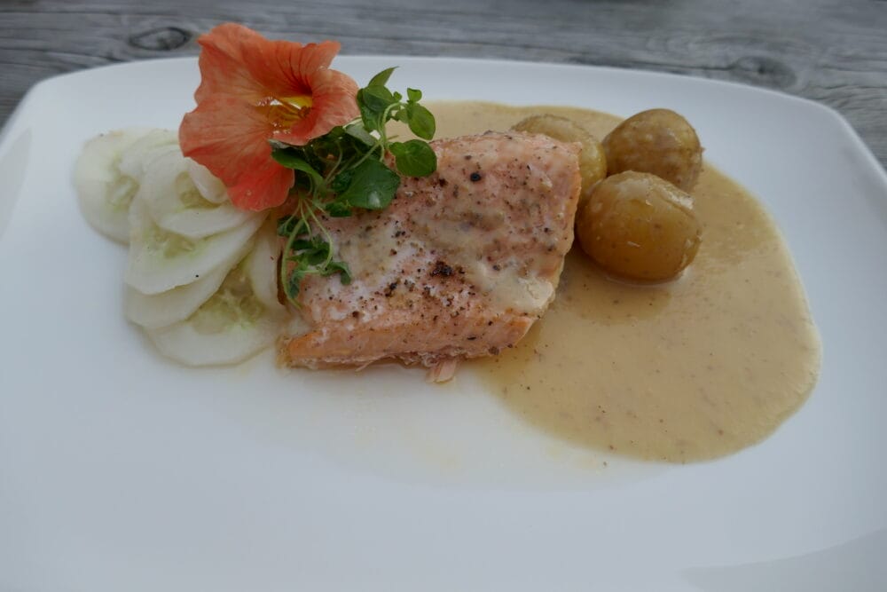 Laks med eplesaus og agurksalat